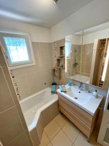 Villas Villa Confort Jacuzzi Barbecue Clim Parking : photos des chambres