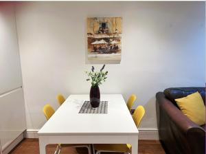 Lovely 2 Bedroom Garden Flat in London