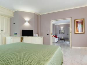 Suite with Lake View