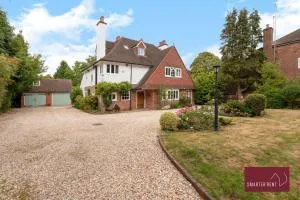 Farnborough - Grand 4 Bed Home - Mytchett