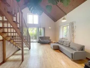 Uroczy dom i bezpłatny parking - Cholerzyn