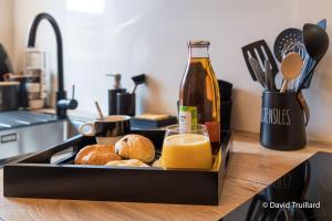 Appartements Suites Mana - MATAHINA avec VUE SUPERBE sur la Place DUCALE et Parking prive inclus : photos des chambres
