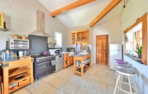 Maisons de vacances Beautiful Home In Eyragues With Outdoor Swimming Pool, Wifi And 3 Bedrooms : photos des chambres