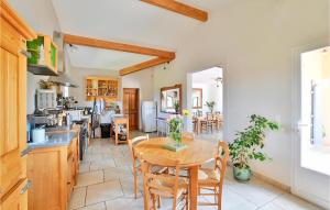Maisons de vacances Beautiful Home In Eyragues With Outdoor Swimming Pool, Wifi And 3 Bedrooms : photos des chambres