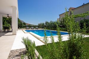 Family House "Villa Gyra" with Private Swimming Pool, Indoor BBQ, Gym and Gaming room!
