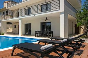 Family House "Villa Gyra" with Private Swimming Pool, Indoor BBQ, Gym and Gaming room!