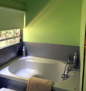 B&B / Chambres d'hotes Bed and Breakfast La Grande Lauzade : Hébergement Le Bus