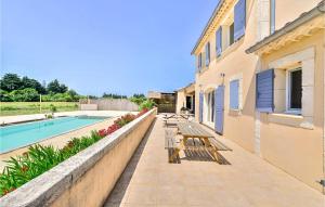 Maisons de vacances Beautiful Home In Eyragues With Outdoor Swimming Pool, Wifi And 3 Bedrooms : photos des chambres