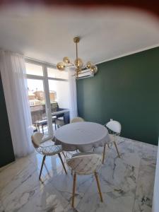 Apartment with view on city marine