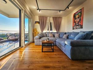 Apartment Skyline Retreat