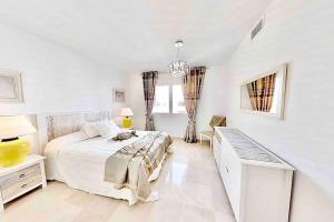 Estepona Puerto Ideal Location