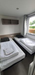 Campings Mobil home Luxueux - 40 m2 terrasse couverte - La Palmyre Les Mathes - Les Charmettes 4 etoiles : photos des chambres
