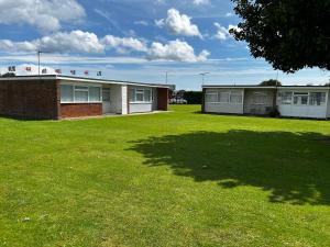 2 Bedroom Chalet Close to Beach