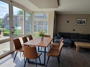 Neumühler Hof Ferienwohnung "Stefan" bietet 4 Schlafzimmer und 4 Bäder , eine Große Badewanne und großer Terrasse zum Garten, kostenfreie Parkmöglichkeiten