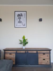 Neumühler Hof Ferienwohnung "Stefan" bietet 4 Schlafzimmer und 4 Bäder , eine Große Badewanne und großer Terrasse zum Garten, kostenfreie Parkmöglichkeiten