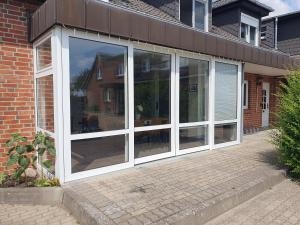 Neumühler Hof Ferienwohnung "Stefan" bietet 4 Schlafzimmer und 4 Bäder , eine Große Badewanne und großer Terrasse zum Garten, kostenfreie Parkmöglichkeiten