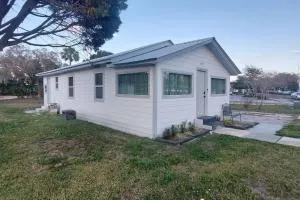 Bungalow overlooking Lake Dora! - Howey Height