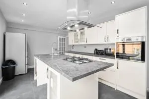 Perfect detached home for families & groups with private parking - Quinton