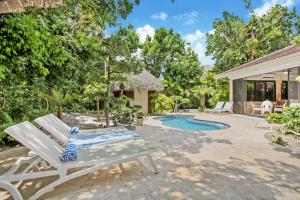 Spacious 4 Bedroom Villa with Pool, Touring Cart & Maid