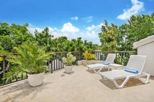 Spacious 4 Bedroom Villa with Pool, Touring Cart & Maid