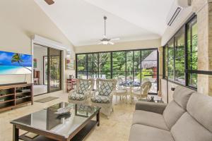 Spacious 4 Bedroom Villa with Pool, Touring Cart & Maid