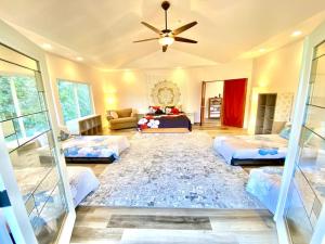 THE HONOMU HOUSE - Gorgeous, Spacious 4Bd2Ba Home near Waterfalls and Hilo, Sleeps 12!