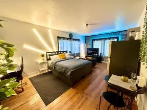 McKinley Beach Sunrise Studio - Pet Friendly - Whitefish Bay