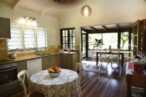 Lillypads Yellow Cottage - Rainforest Getaway