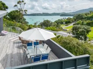 Lavish Luxury - Parekura Bay Holiday Home - Helena Bay