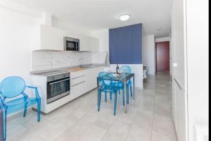 Ocean view top floor WiFi aircon 10