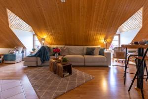 Villa Amalia, centrum Banska Stiavnica, parkovanie pre 2 auta, velka zahrada s krbom, cela Villa Amalia pre 16 osob alebo samostatne nezavisle prve podlazie Villa AMA pre 8 osob alebo samostatne nezavisle podkrovie Villa LIA pre 8 osob,prístup cez P