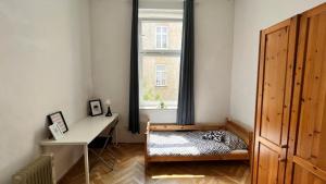 Nice bedroom near the bus and train station