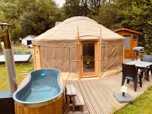 Tentes de luxe Yourte et son bain nordique : Tente