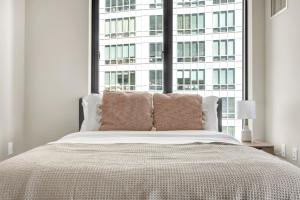 Downtown 1BR w Luxury Amenities Rooftop Views BOS-503