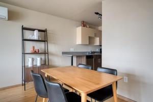 Queen Anne 1br w gym wd lounge roof deck SEA-577