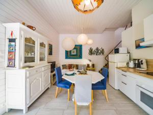 Maisons de vacances Holiday Home La petite maison blanche by Interhome : photos des chambres