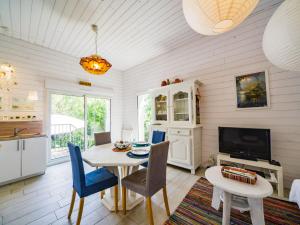 Maisons de vacances Holiday Home La petite maison blanche by Interhome : photos des chambres