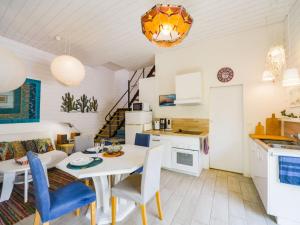 Maisons de vacances Holiday Home La petite maison blanche by Interhome : photos des chambres