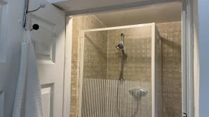 Lovely flat near train station and central london