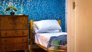 Lovely flat near train station and central london