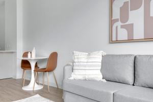 W Loop 1BR w Gym Pool in heart of Greektown CHI-530