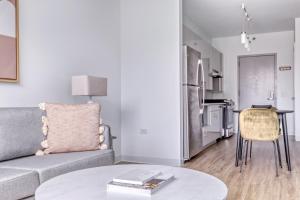 W Loop Studio w Gym Pool in heart of Greektown CHI-532