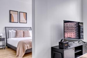 W Loop Studio w Gym Pool in heart of Greektown CHI-532