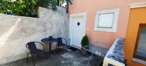 Apartment Carolina - Hillside Stay, Steps from the Sea 