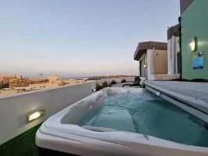 Millennium Penthouse with private Hot Tub Gozo - 纳杜尔