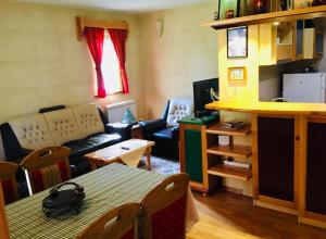 KRALJEVI KONACI - Vila Zelena Dolina - Zlatibor