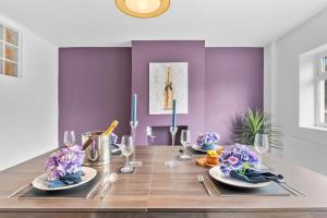 Pristine House - Sleeps 10 - Amazing Location