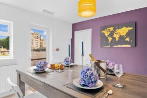 Pristine House - Sleeps 10 - Amazing Location