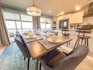 Lakefront 5 Bedroom Vacation Home - Sleeps 12!