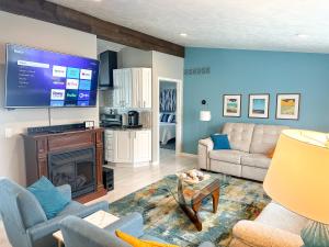 Lakefront 5 Bedroom Vacation Home - Sleeps 12!